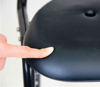 ユニプラス コンパクトシャワーチェア BSU12 ひじ掛け背もたれ付き介護用風呂椅子の説明
