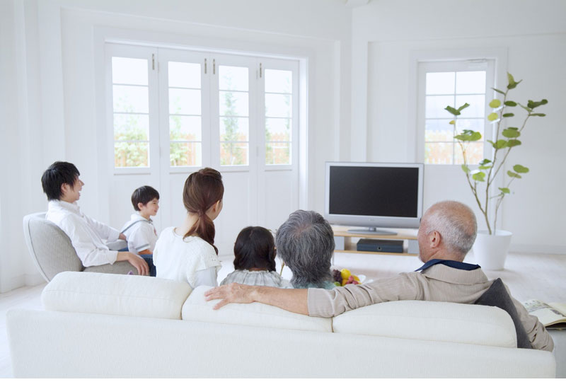 家族と一緒にテレビを楽しむ