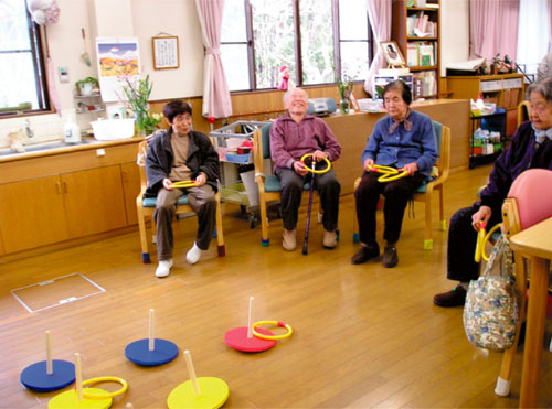 ぐらぐら輪投げ レクリエーション 投げる 身体を使う介護レクリエーション用品 介護用品の通販 販売店 品揃え日本最大級 快適空間スクリオ