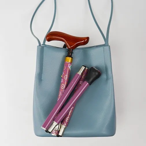 持ち運びに便利な折畳み機能