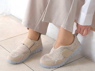 屋外用介護靴 SaiSai ストレッチニットシューズW750 外反母趾･むくみ対策 マリアンヌ ケアシューズ 両足販売の説明