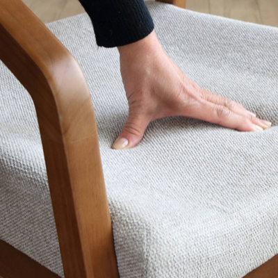 シニアに優しい木製チェア RSP-DC1(BR/NA) 立ち上がりサポートの説明